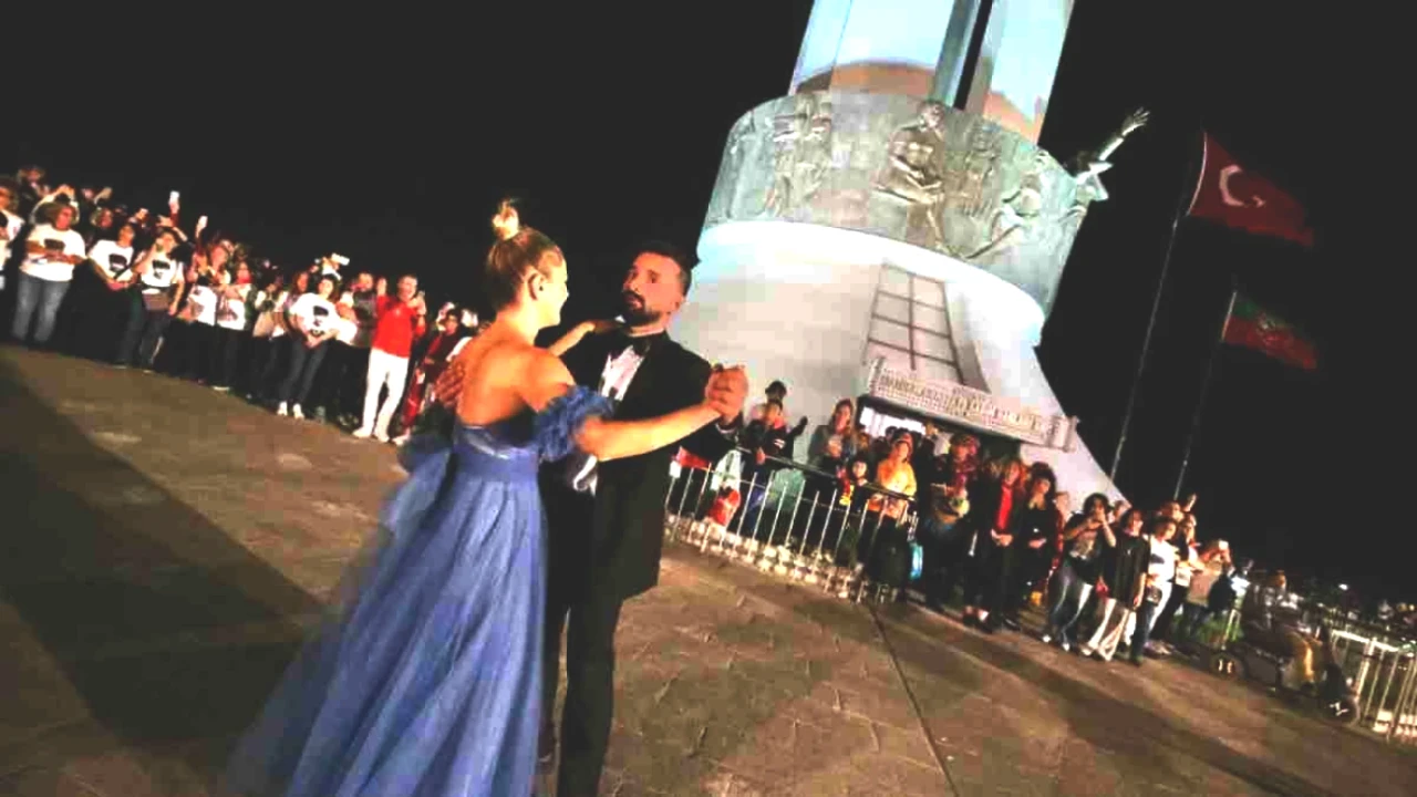 Karşıyaka Belediyesi'nden Ücretsiz Salon Dansları Kursuyla Ritim Tutun!